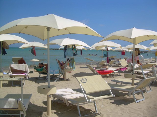 Porto San Giorgio (ポルト・サン・ジョルジョ）海岸　白いパラソル